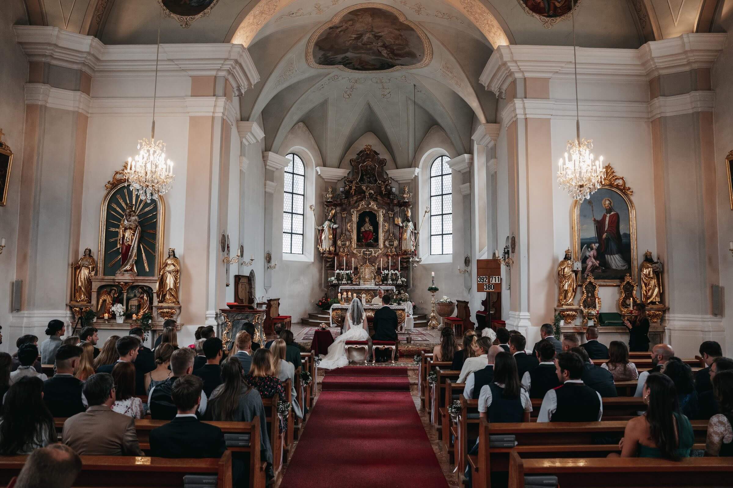 Hochzeitspaar sitzt in der Kirche in Westendorf