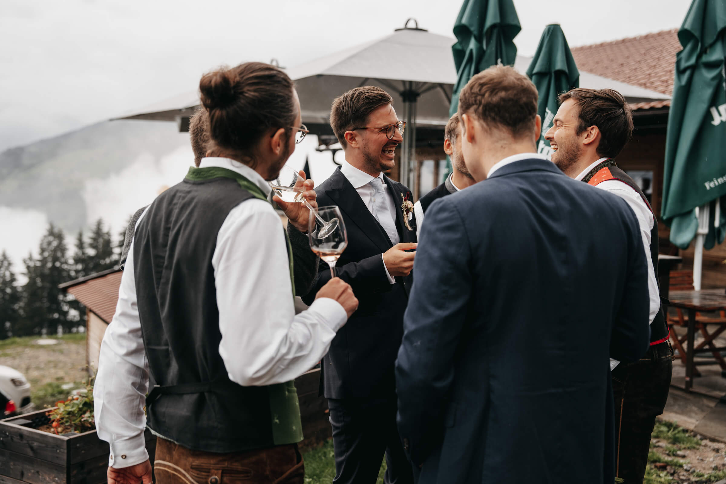 Bräutigam feiert mit Junggesellen